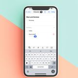 Auf Zuruf  Wer nicht lange tippen will, kann dem iPhone auch einfach sagen, was man schreiben möchte. Die Diktierfunktion funktioniert mittlerweile erstaunlich gut. Das Beste: Ist sie aktiviert, lässt sich nahtlos zwischen Tippen und Sprechen wechseln. Etwa, um in der Einkaufsliste einen Absatz zu machen. Und dann einfach weiter zu diktieren.
