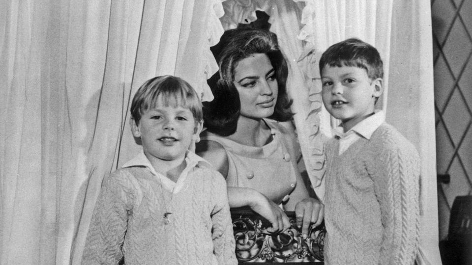Prinzessin, Stilikone, Schauspielerin: Kurzes Idyll: Die junge Mutter mit ihren Söhnen Hubertus (l.) und Christoph, genannt Kiko Kurzes Idyll: Die junge Mutter mit ihren Söhnen Hubertus (l.) und Christoph, genannt Kiko