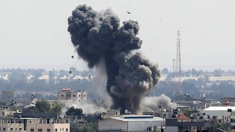 Eine Rauchwolke steigt nach einem israelischen Angriff auf die Stadt Rafah im Gazastreifen auf