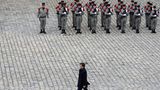 Paris, Frankreich. Gehört zu den Pflichten des französischen Präsidenten Emmanuel Macron: im gebührenden Abstand eine Militärzeremonie abnehmen.