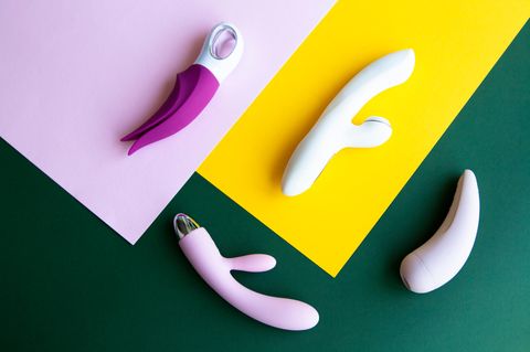 Sextoys auf farbigem Hintergrund