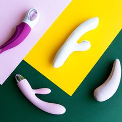 Sextoys auf farbigem Hintergrund