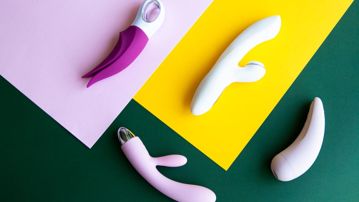 Sextoys auf farbigem Hintergrund
