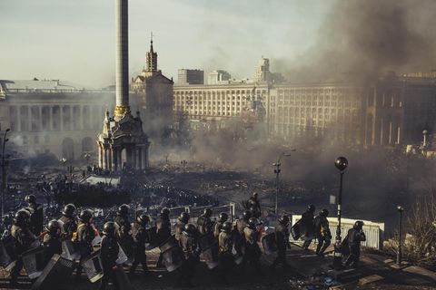 Majdan 2014: Sicherheitskräfte patrouillieren auf dem Unabhängigkeitsplatz in Kiew, Ukraine