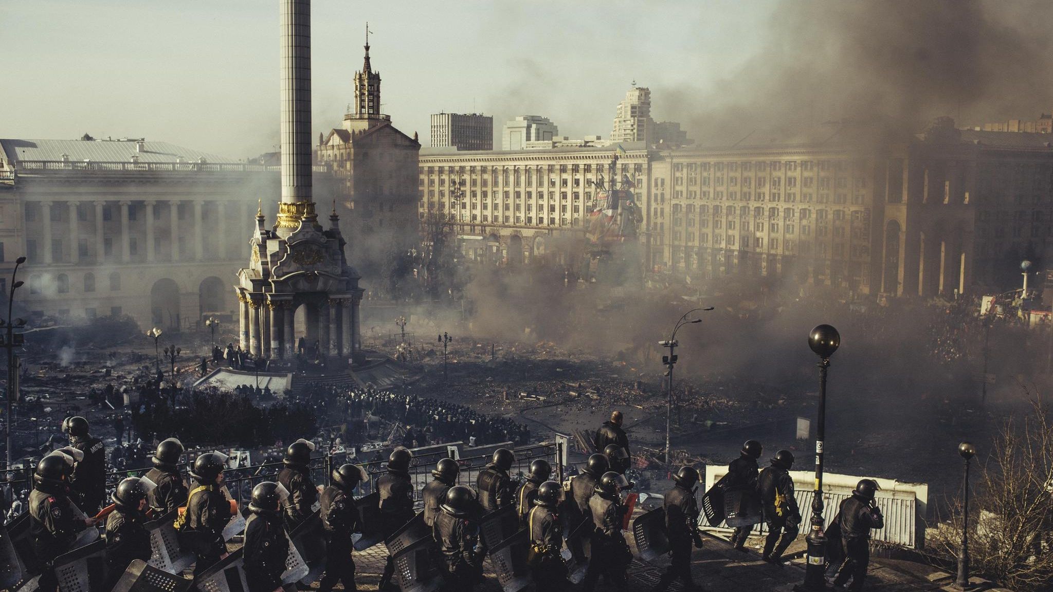 Majdan 2014: Sicherheitskräfte patrouillieren auf dem Unabhängigkeitsplatz in Kiew, Ukraine