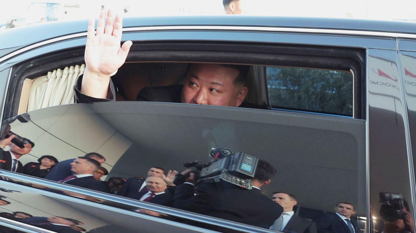 Nordkoreas Machthaber Kim Jong Un winkt Wladimir Putin aus einem Auto zu