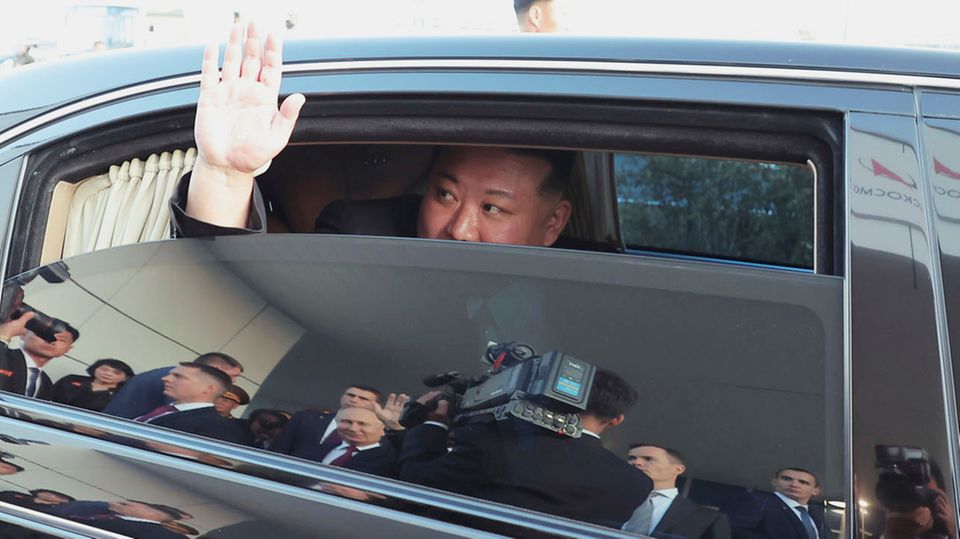 Der nordkoreanische Führer Kim Jong Un winkt Wladimir Putin aus einem Auto