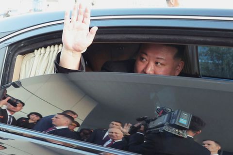 Nordkoreas Machthaber Kim Jong Un winkt Wladimir Putin aus einem Auto zu