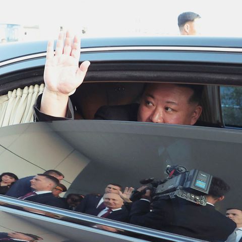 Nordkoreas Machthaber Kim Jong Un winkt Wladimir Putin aus einem Auto zu