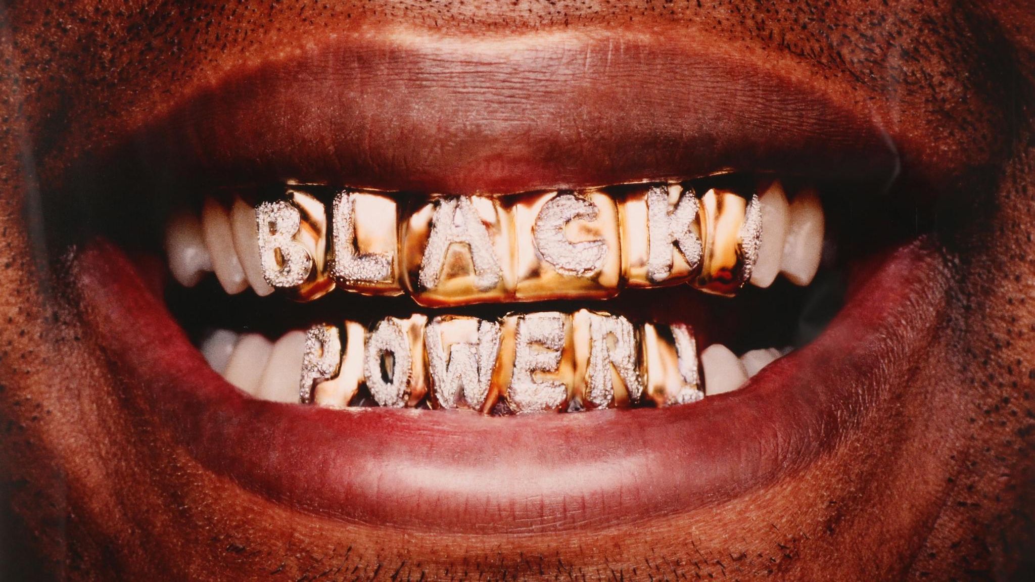 Nahaufnahme von Gebiss mit Grillz