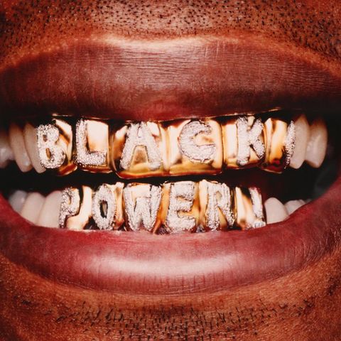 Nahaufnahme von Gebiss mit Grillz