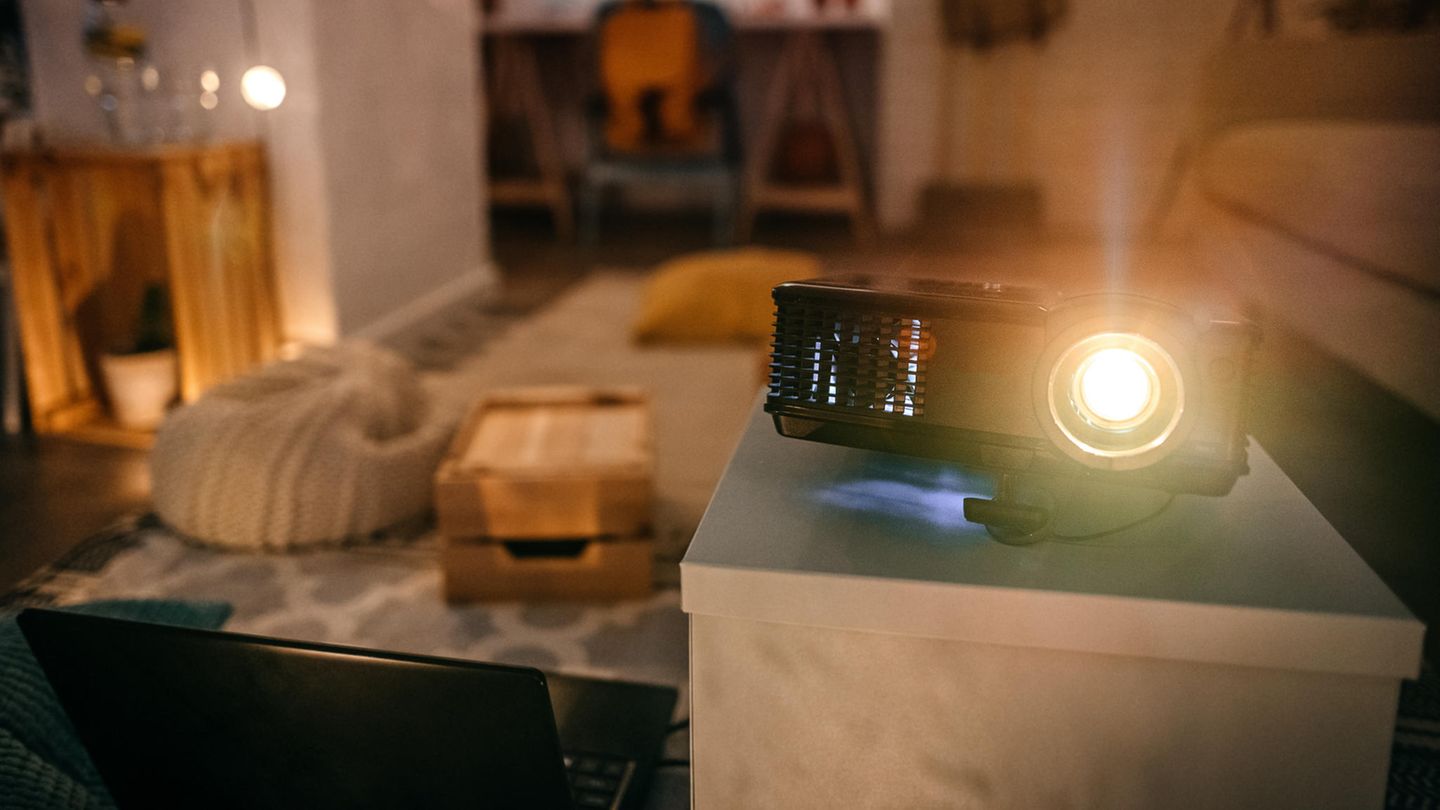 Wohnzimmer mit Projektor mit eingeschaltetem Licht für eine Show
