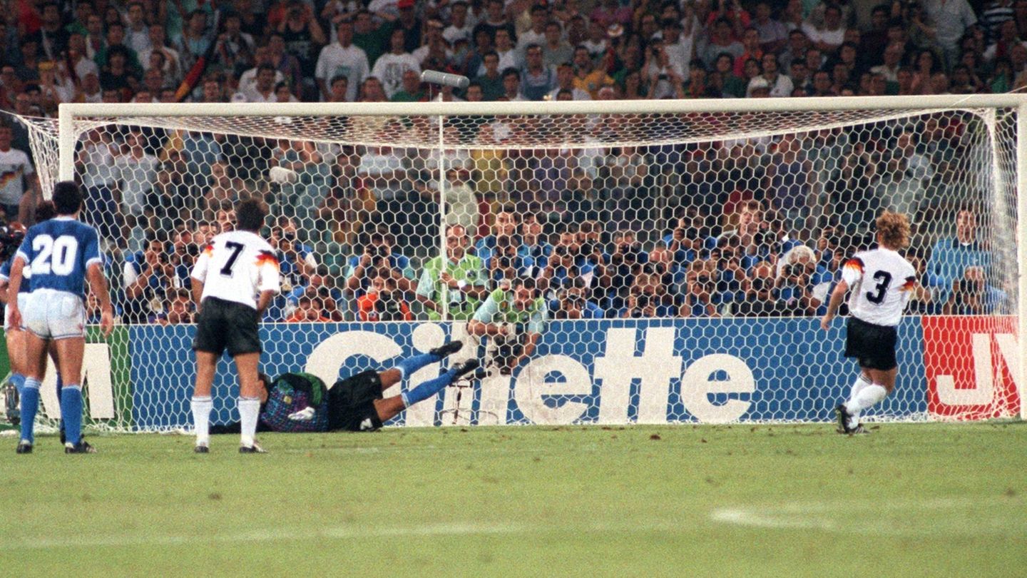 Der größte Moment seiner Karriere: Im WM-Finale von Rom verwandelt Andreas Brehme in der 85. Minute den entscheidenden Elfmeter mit einem präzisen Schuss ins linke Eck. Argentiniens Keeper Sergio Goycochea taucht vergeblich ab. 