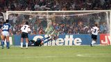 Der größte Moment seiner Karriere: Im WM-Finale von Rom verwandelt Andreas Brehme in der 85. Minute den entscheidenden Elfmeter mit einem präzisen Schuss ins linke Eck. Argentiniens Keeper Sergio Goycochea taucht vergeblich ab. 