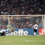 Der größte Moment seiner Karriere: Im WM-Finale von Rom verwandelt Andreas Brehme in der 85. Minute den entscheidenden Elfmeter mit einem präzisen Schuss ins linke Eck. Argentiniens Keeper Sergio Goycochea taucht vergeblich ab. 