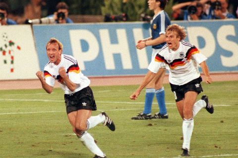 Der erlösende Moment: Brehme jubelt mit Jürgen Klinsmann