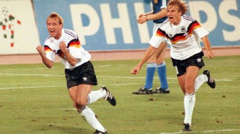 Der erlösende Moment: Brehme jubelt mit Jürgen Klinsmann