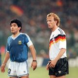 Kein Geringerer als Diego Maradona ist Brehmes Gegenspieler im Finale. Die Argentinier sind aber chancenlos gegen die deutsche Mannschaft.