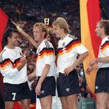 Pierre Littbarski, Andreas Brehme, Jürgen Klinsmann, Rudi Völler und Guido Buchwald (v. l.) erwarten im Olympiastadion von Rom die Siegerehrung. Den Strafstoß hatte übrigens Völler herausgeholt. 