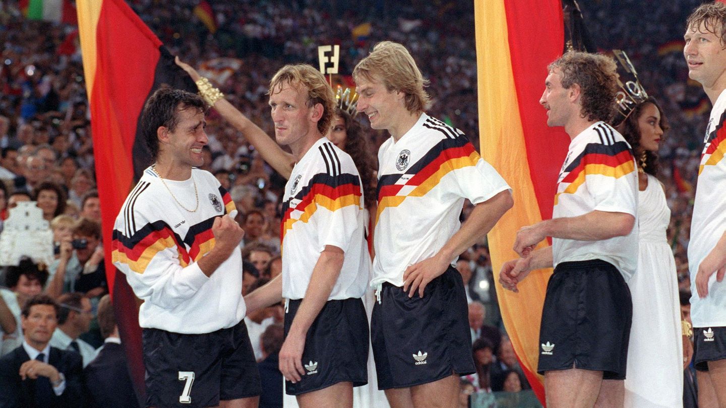 Pierre Littbarski, Andreas Brehme, Jürgen Klinsmann, Rudi Völler und Guido Buchwald (v. l.) erwarten im Olympiastadion von Rom die Siegerehrung. Den Strafstoß hatte übrigens Völler herausgeholt. 
