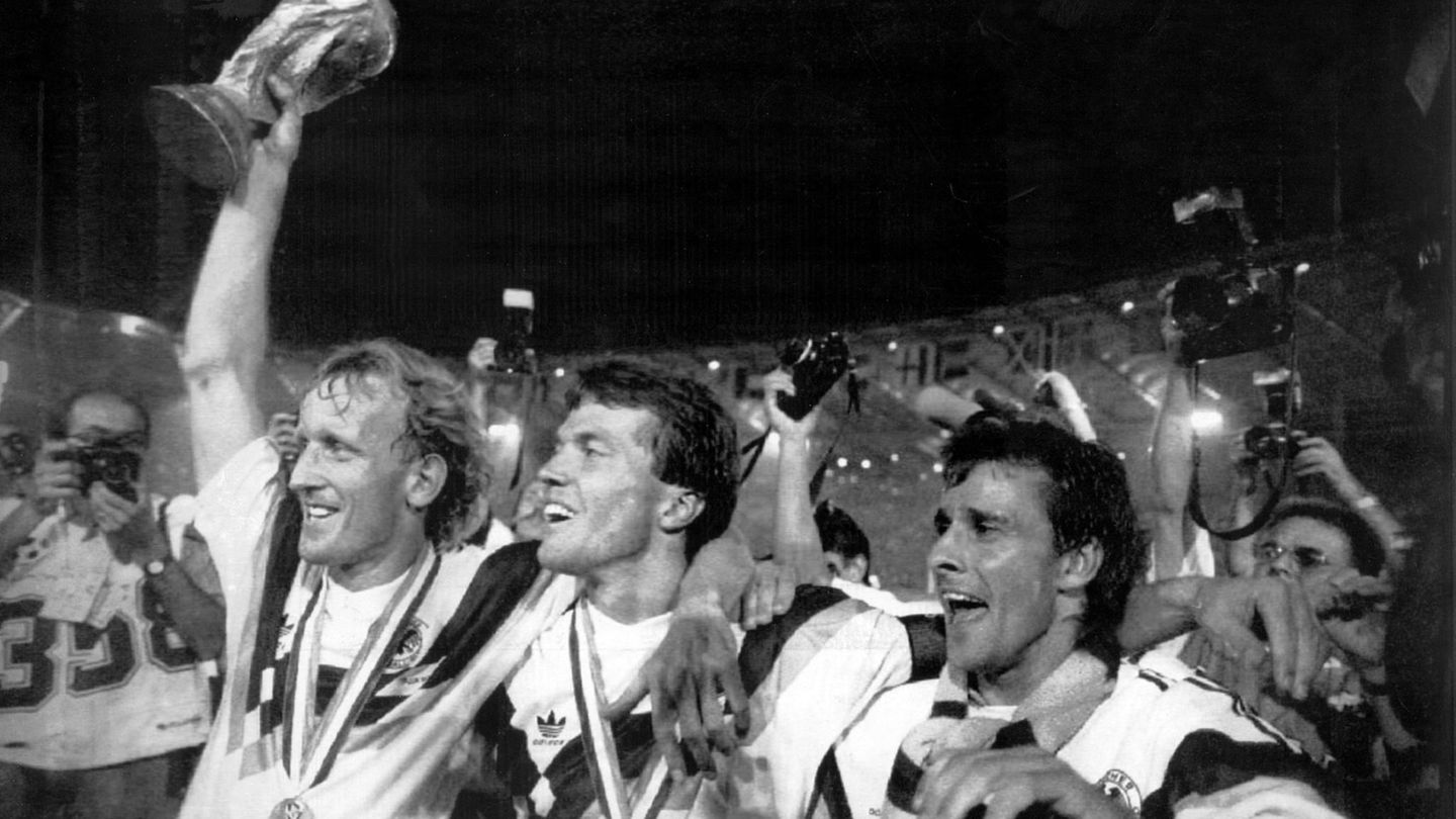 Brehme mit Kapitän Lothar Matthäus und Pierre Littbarski: Mit dem 1:0-Sieg gegen Argentinien holt sich die deutsche Elf den dritten WM-Titel. Zur ganzen Geschichte gehört, dass Matthäus sich nicht traute zu schießen, deshalb übernahm Brehme. "Man muss davon überzeugt sein, sonst wäre ich nicht zum Elfmeter hingegangen", sagt Brehme später mal.
