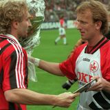 Im Mai 1996 treffen Rudi Völler mit Bayer Leverkusen und Andreas Brehme mit dem 1. FC Kaiserslautern in einem Abstiegsduell aufeinander. Brehme überreicht dem Weltmeister-Kollegen eine Blumenstrauß, weil Völler seine Karriere beendet. Zwei Jahre später macht Brehme Schluss mit dem aktiven Fußball.     