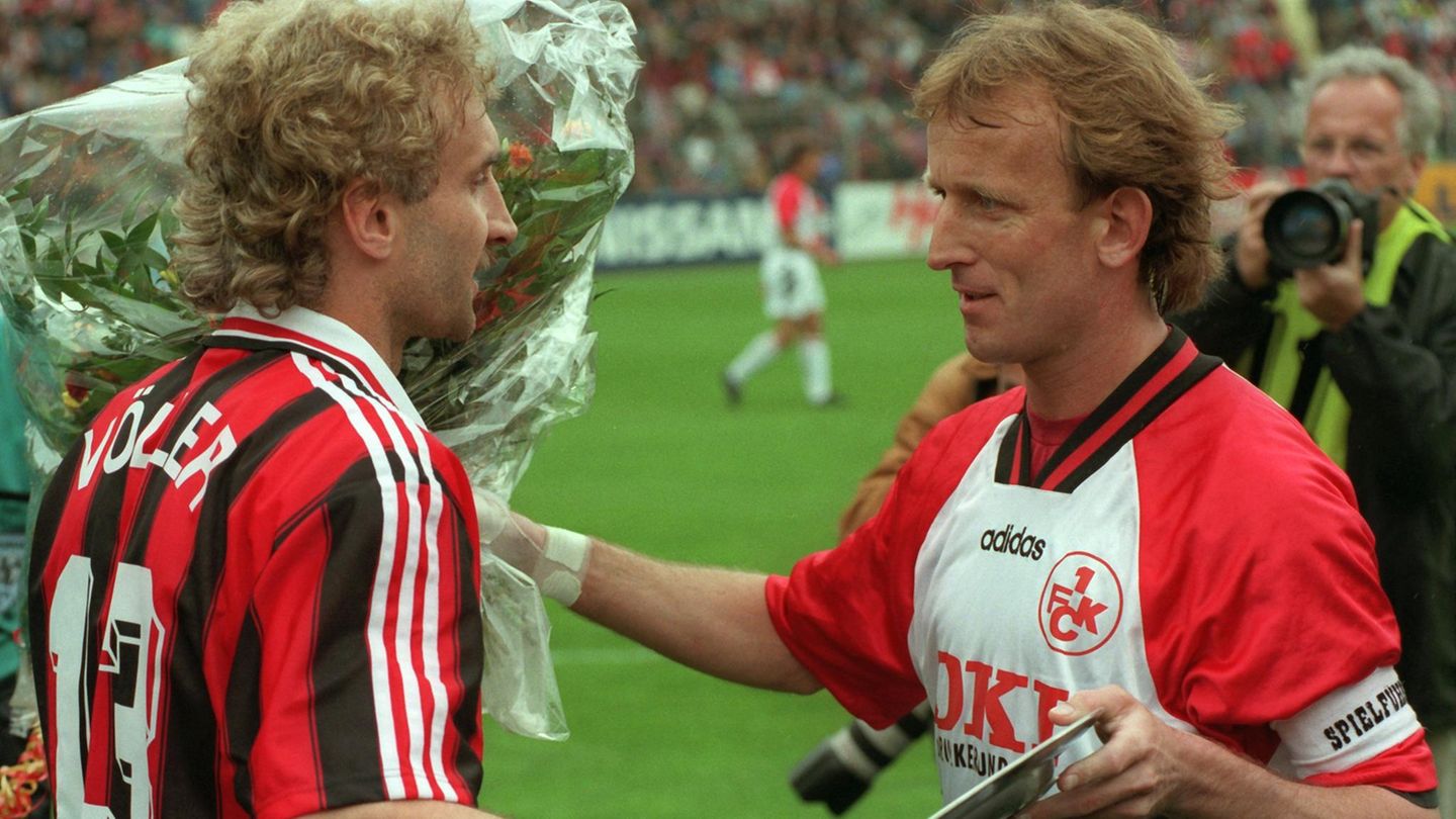 Im Mai 1996 treffen Rudi Völler mit Bayer Leverkusen und Andreas Brehme mit dem 1. FC Kaiserslautern in einem Abstiegsduell aufeinander. Brehme überreicht dem Weltmeister-Kollegen eine Blumenstrauß, weil Völler seine Karriere beendet. Zwei Jahre später macht Brehme Schluss mit dem aktiven Fußball.     