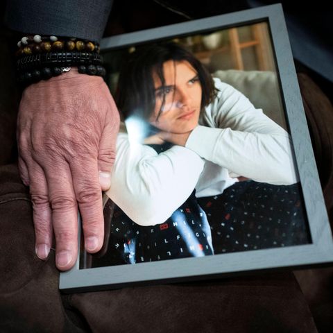 Ein Mann legt seine Hand auf das Foto seines Sohnes Daniel Puerta-Johnson, der an einer Fentanyl-Vergiftung gestorben ist