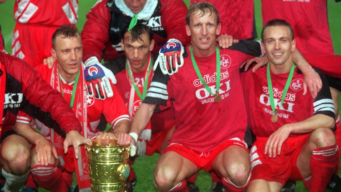 Im selben Jahr gelingt ihm mit den Lauterern das Kunststück, den DFB-Pokal zu gewinnen und gleichzeitig in die 2. Liga abzusteigen