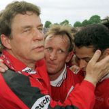 1998 ist Brehme maßgeblich an einem besonderen Fußball-Wunder beteiligt: Direkt nach dem Wiederaufstieg wird er mit dem FCK unter Trainer Otto Rehhagel (l.) Deutscher Meister. Rechts ist der Brasilianer Rodrigues Ratinho zu sehen.
