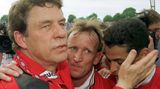 1998 ist Brehme maßgeblich an einem besonderen Fußball-Wunder beteiligt: Direkt nach dem Wiederaufstieg wird er mit dem FCK unter Trainer Otto Rehhagel (l.) Deutscher Meister. Rechts ist der Brasilianer Rodrigues Ratinho zu sehen.