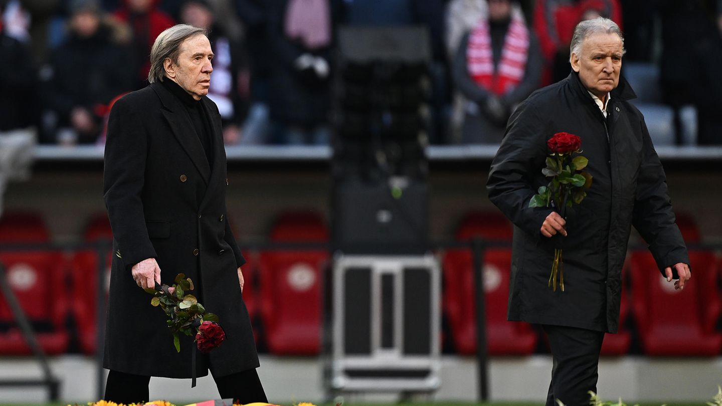 Sein letzter öffentlicher Auftritt: Am 19. Januar 2024 nimmt Brehme, hier gemeinsam mit Günter Netzer zu sehen, an der Trauerfeier für Franz Beckenbauer in der Münchner Allianz Arena teil
