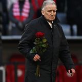 Sein letzter öffentlicher Auftritt: Am 19. Januar 2024 nimmt Brehme, hier gemeinsam mit Günter Netzer zu sehen, an der Trauerfeier für Franz Beckenbauer in der Münchner Allianz Arena teil