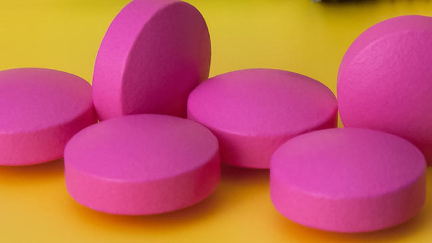 Pinke Pillen liegen auf einem Tisch – "rosa Kokain" wird auch in Form von Tabletten konsumiert
