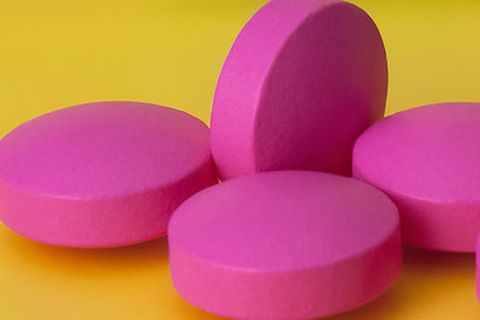 Pinke Pillen liegen auf einem Tisch – "rosa Kokain" wird auch in Form von Tabletten konsumiert