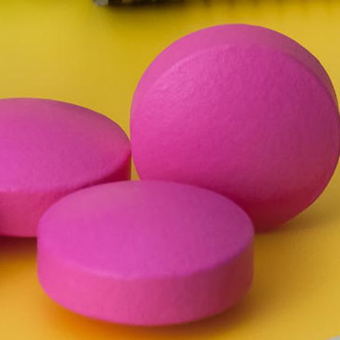 Pinke Pillen liegen auf einem Tisch – "rosa Kokain" wird auch in Form von Tabletten konsumiert