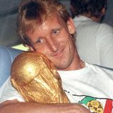 Schließlich hat Brehme die größte Trophäe des Fußballs für einem Moment ganz für sich allein. Thomas Häßler schaut lächelnd zu.