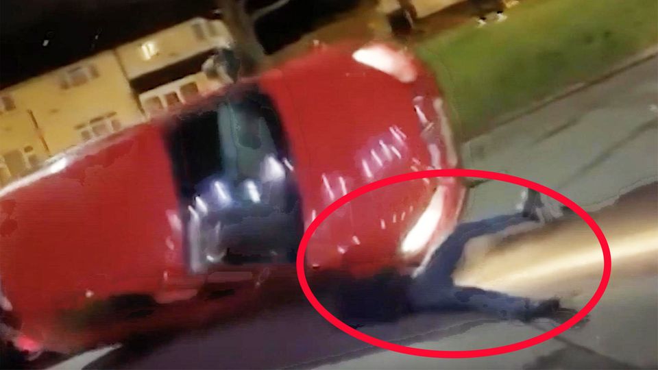 Skurriler Unfall: Überschlag nach Kollision: Spaziergänger wird beinahe von Auto überrollt