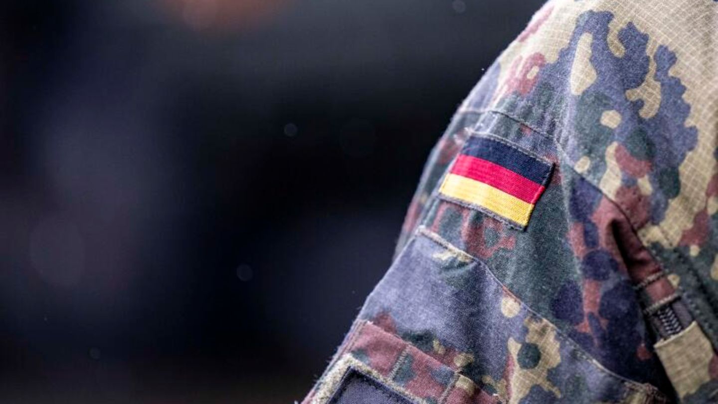 Blick auf die Uniform eines deutschen Soldaten