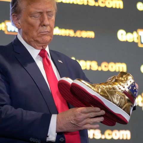 Donald Trump goldene Sneaker
