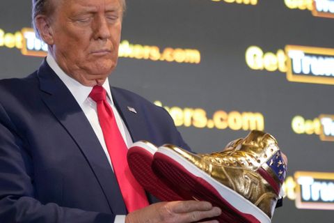 Donald Trump goldene Sneaker