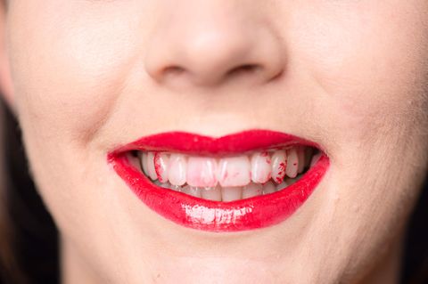 Verschmierter Lippenstift, offener Hosenstall – darf man Fremde auf Peinlichkeiten hinweisen?