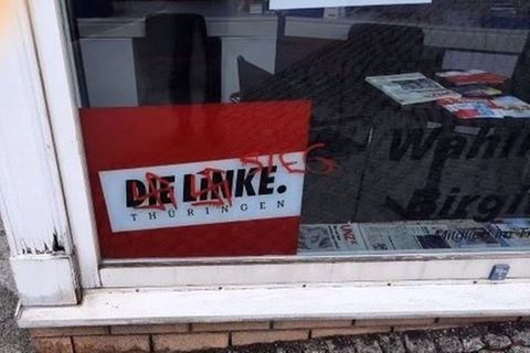 Bleicherode: Hakenkreuze und die Aufschrift "Sieg" sind auf das Wahlkreisbüro von Thüringens Landtagspräsidentin Birgit Pommer (Linke) geschmiert