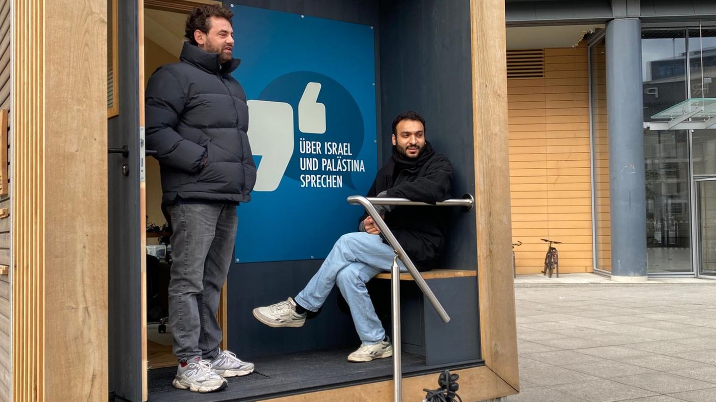 Shai Hoffmann (links) und Ahmad Dakhnous vor ihrem Tiny House auf dem Potsdamer Platz.