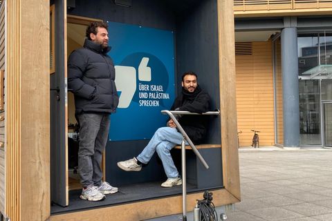 Shai Hoffmann (links) und Ahmad Dakhnous vor ihrem Tiny House auf dem Potsdamer Platz.