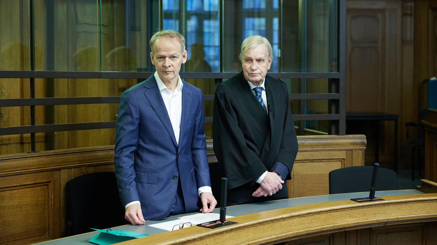Der Berliner Arzt Christoph Turowski (li.) neben seinem Strafverteidiger im Landgericht Berlin