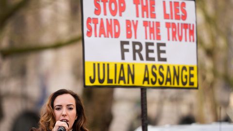 Stella Assange, Ehefrau von Julian Assange, spricht bei einer Demonstration