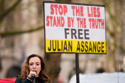 Stella Assange, Ehefrau von Julian Assange, spricht bei einer Demonstration