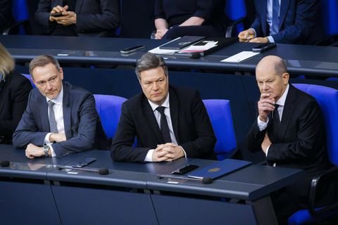 Männer der Ampel-Koalition: Lindner, Habeck und Scholz, drei Männer in Anzügen, sitzen auf den blauen Stühlen im Bundestag
