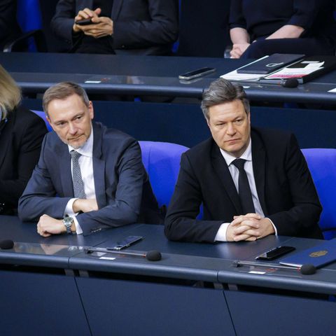 Männer der Ampel-Koalition: Lindner, Habeck und Scholz, drei Männer in Anzügen, sitzen auf den blauen Stühlen im Bundestag